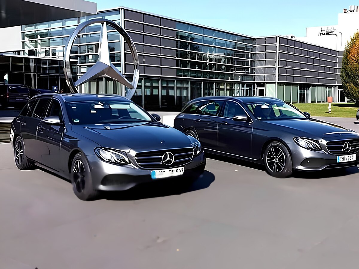 Mercedes E-Klasse Fahrzeuge der MeinTaxi-Flotte am Mercedes-Zentrum